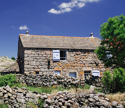 Maison de granite sur le Mont-Lozère