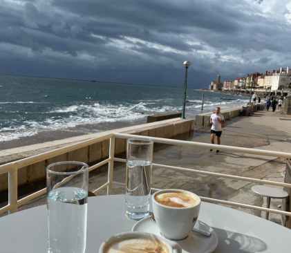 Café en bord de mer