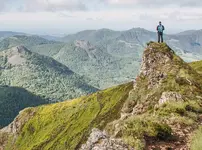 Randonneur face au puy Griou dans le Cantal - AdobeStock Randonneur face au puy Griou dans le Cantal