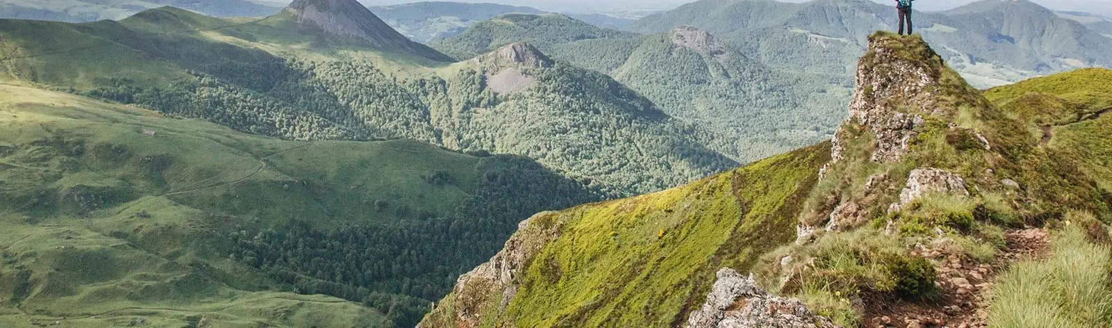 Randonneur face au puy Griou dans le Cantal - AdobeStock Randonneur face au puy Griou dans le Cantal