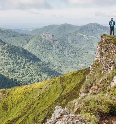 Randonneur face au puy Griou dans le Cantal - AdobeStock Randonneur face au puy Griou dans le Cantal