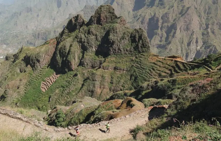 Sentier à travers les volcans