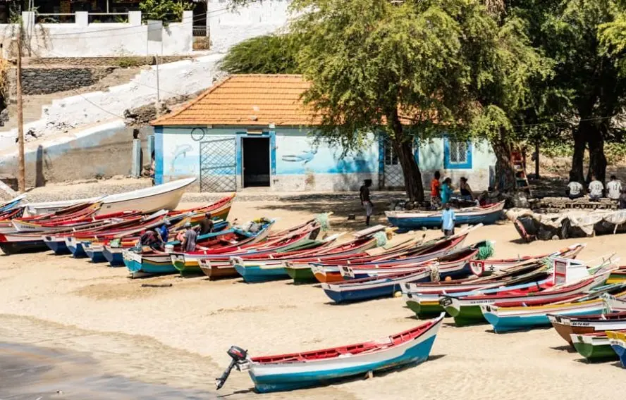 Bateau pêcheurs et place de Tarrafal au Cap-Vert