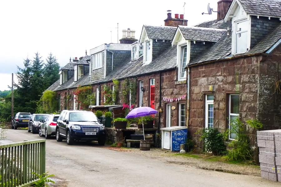 Traversée d'un village dans les Highland