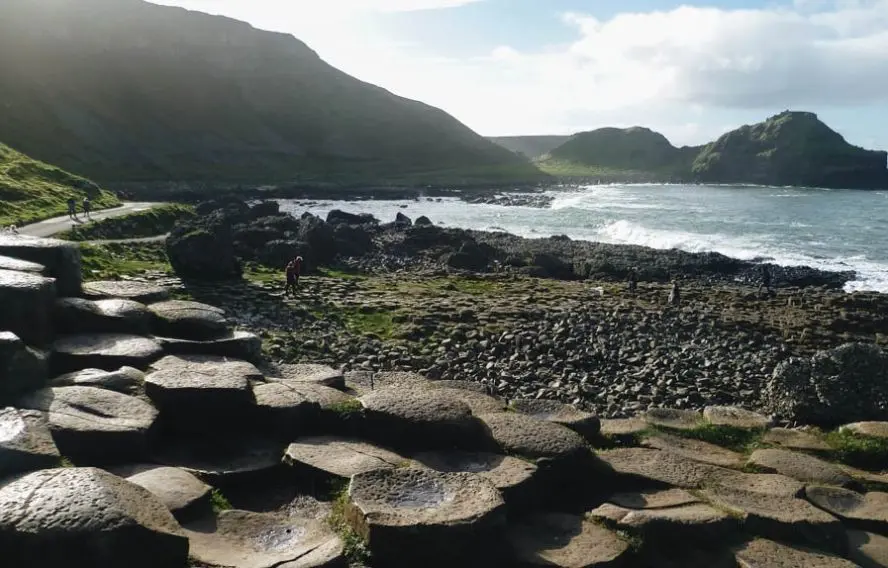 Randonneurs sur la Chaussée des Géants