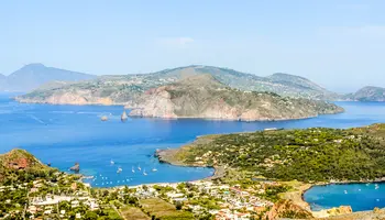 iles-eoliennes-alessandrodepol-adobestock