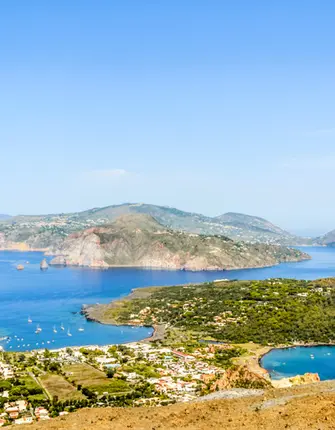 iles-eoliennes-alessandrodepol-adobestock