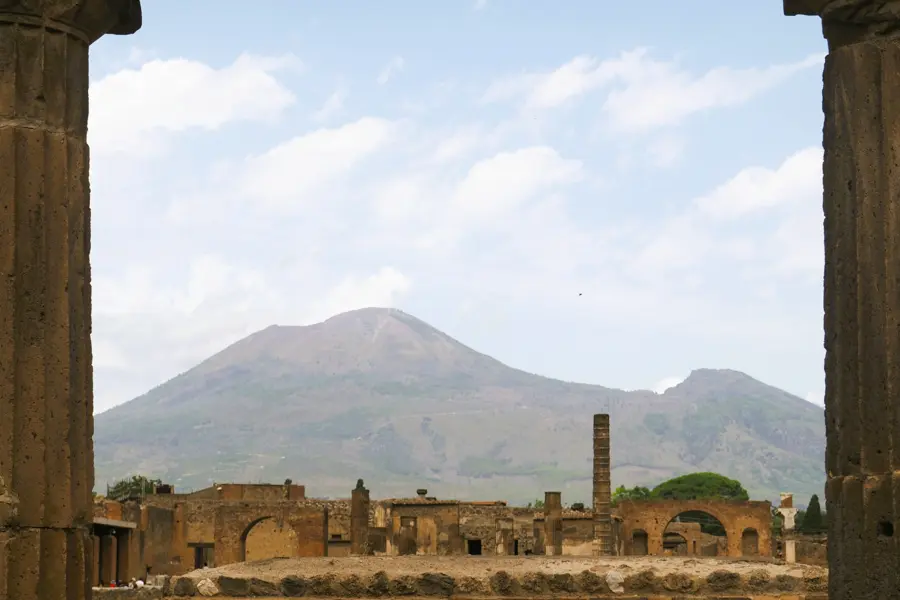 Vue sur le Vésuve depuis le site archéologique de Pompéi