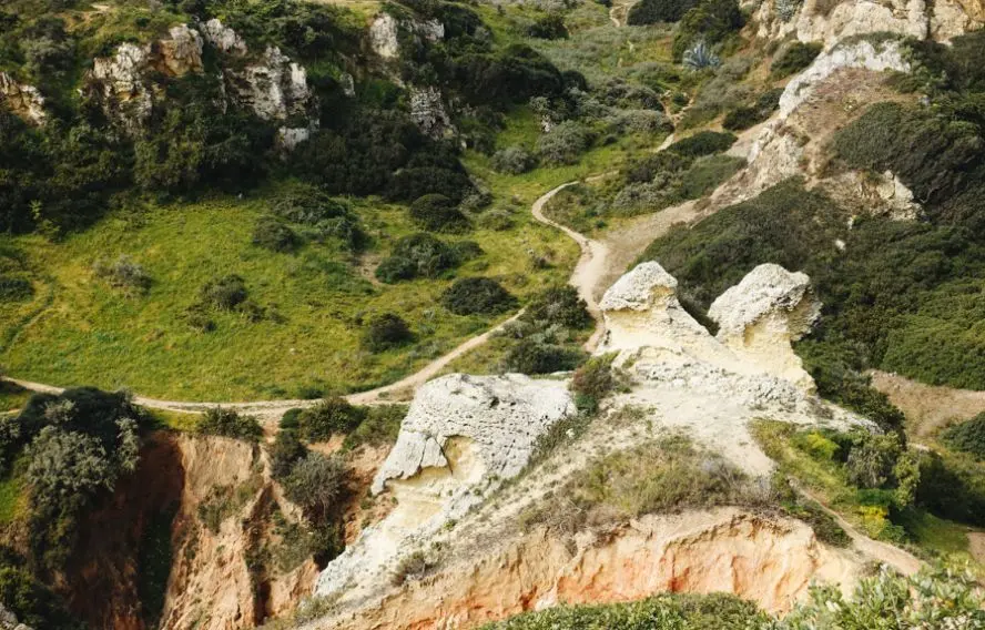 Sentier entre plages et falaises