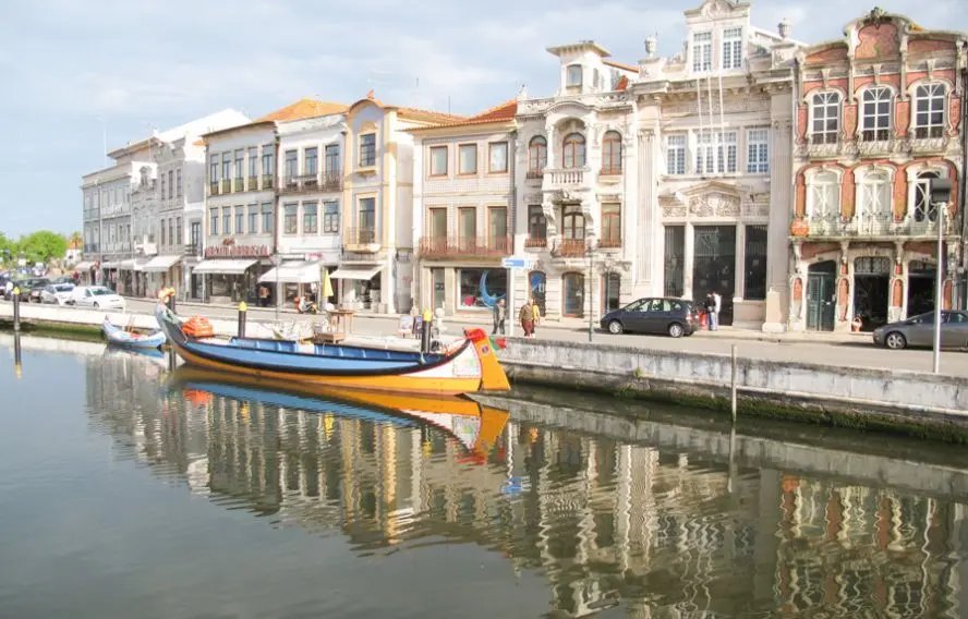 Barques colorées traditionnelles de la ville d'Aveiro