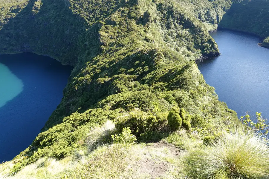 Lacs qui se côtoient à la Caldeira de Sete Cidades