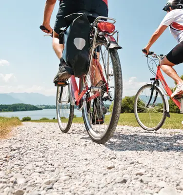 radreise-muenchner-seenrunde-riegsee-radfahrer-zum-see