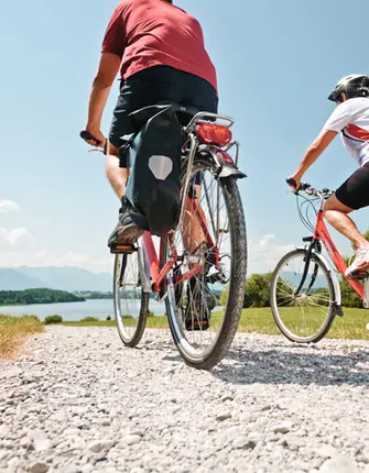 radreise-muenchner-seenrunde-riegsee-radfahrer-zum-see