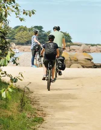 aquaphoto-adobestock rando-velo-cote-granit-rose