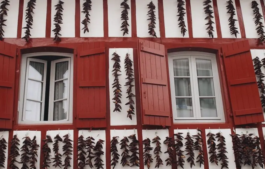 Façade d'une maison à Espelette