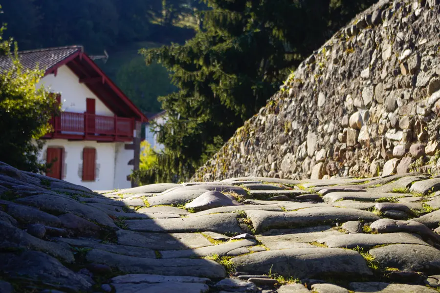 Arrivée au village de Saint-Étienne-de-Baigorry 
