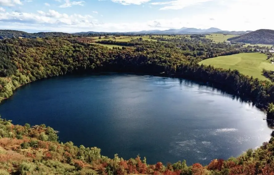 F. Garcia-adobeStock Gour de Tazenat, lac d’origine volcanique