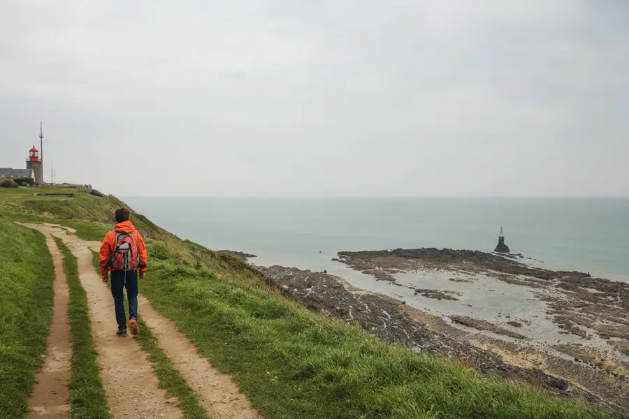 Randonneur sur le chemin du Mont- Saint-Michel
