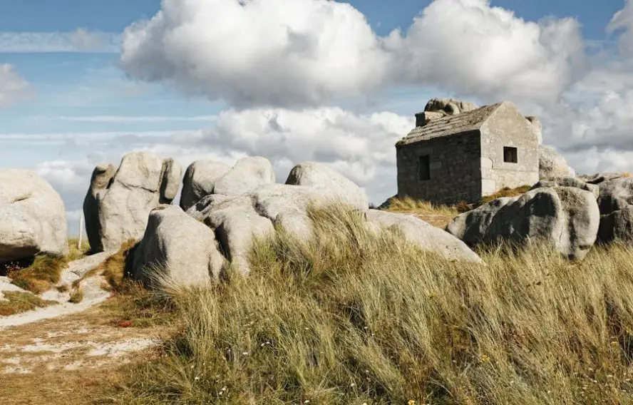 Vers la plage des Amiets Cleder en Bretagne sur le sentier des douaniers