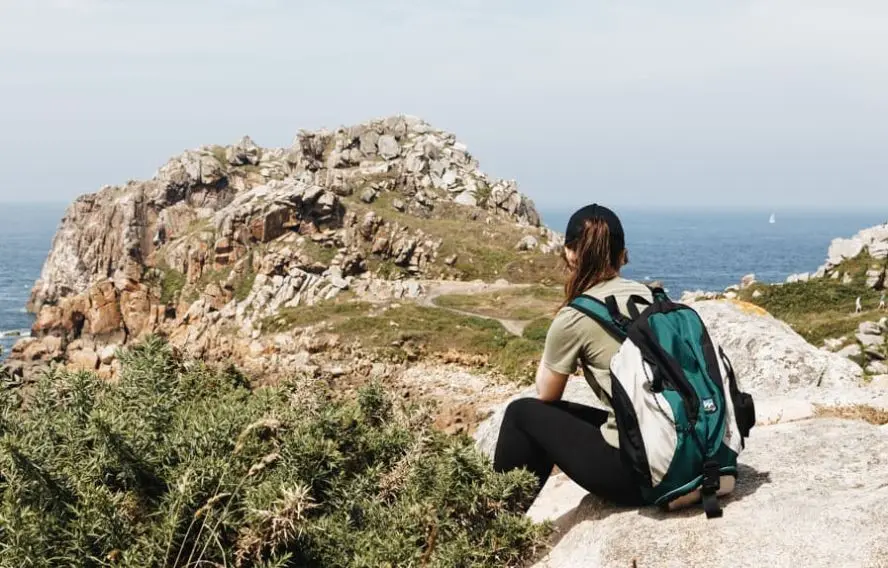Randonneuse sur la pointe Primel à Plougasnou