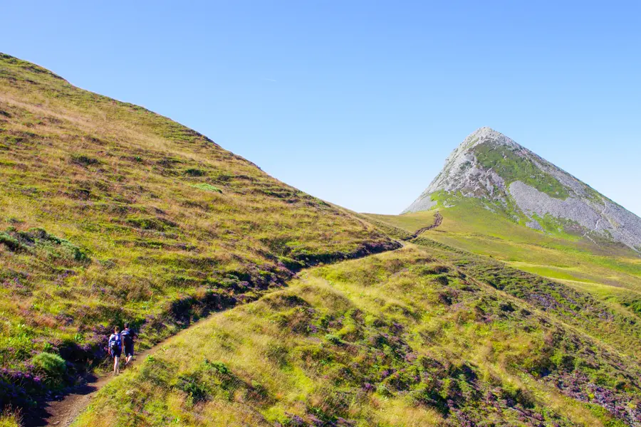 Randonneur sur les sentiers du Cantal