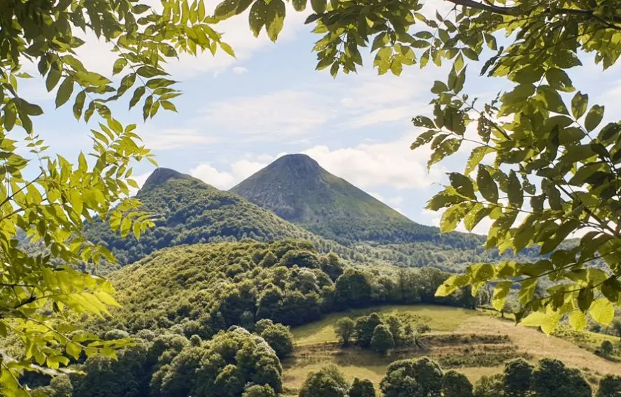 Le Cantal en famille avec un âne