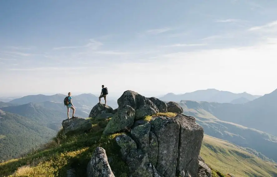Randonneurs sur les Monts du Cantal