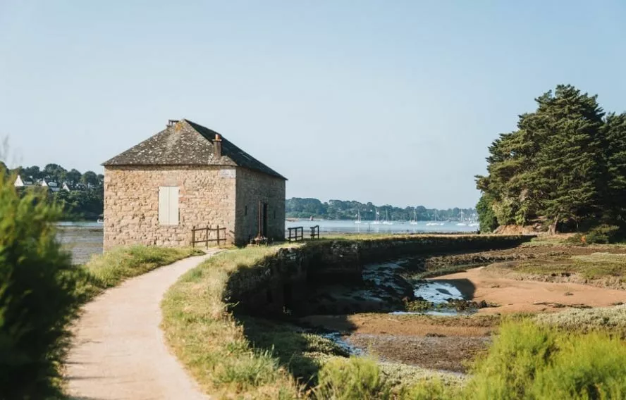 Lumière dorée et atmosphère propre au golfe du Morbihan
