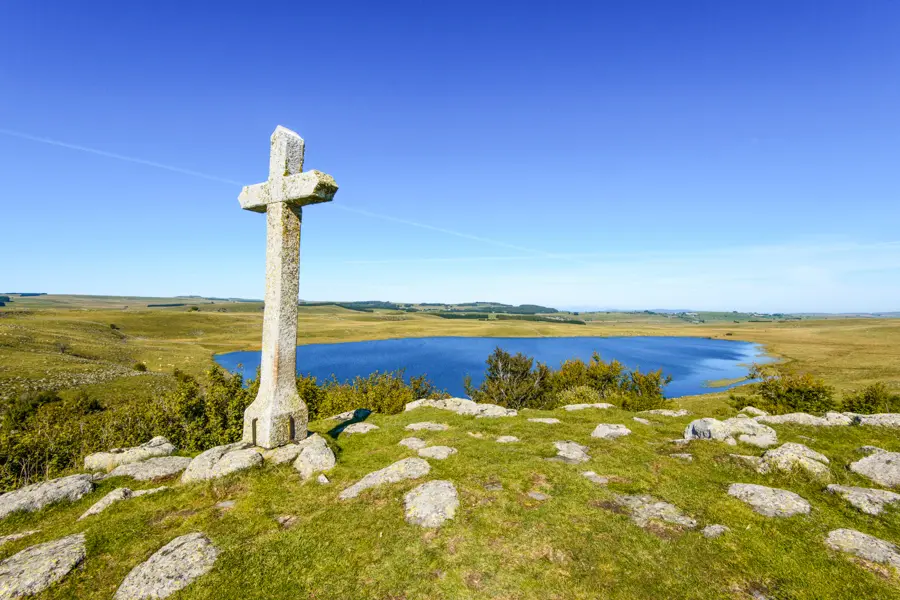 Pat on-stock Croix au bord du lac de Saint-Andéol