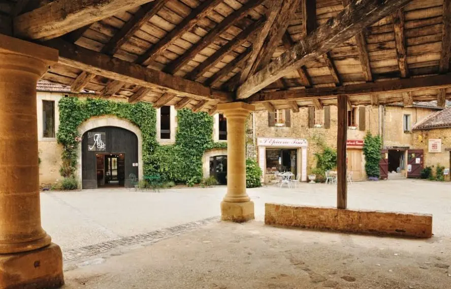 Cadouin, village de Dordogne sur les chemins de Compostelle