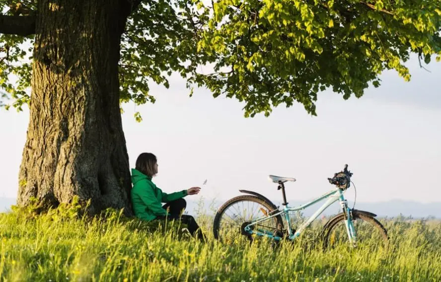 Randonneur à vélo se reposant sur le chemin