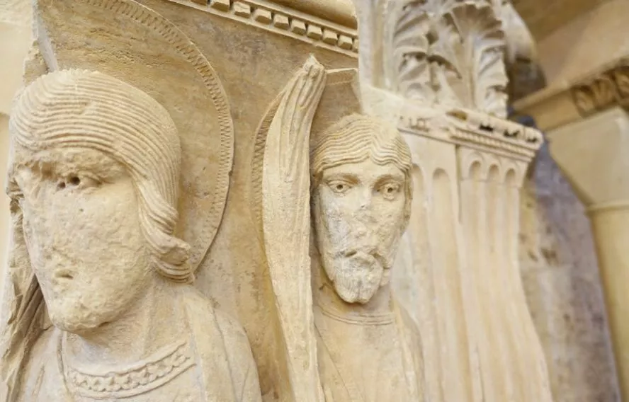 Sculptures architecturales à Saint Guilhem 