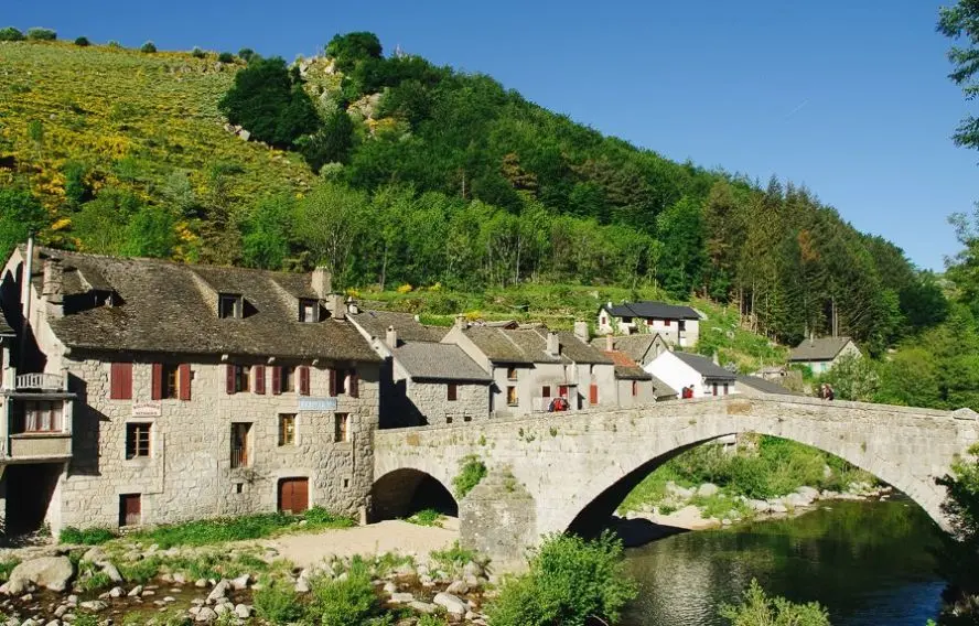 P. Saint-Jean Le Pont-de-Montvert traversé par le Tarn