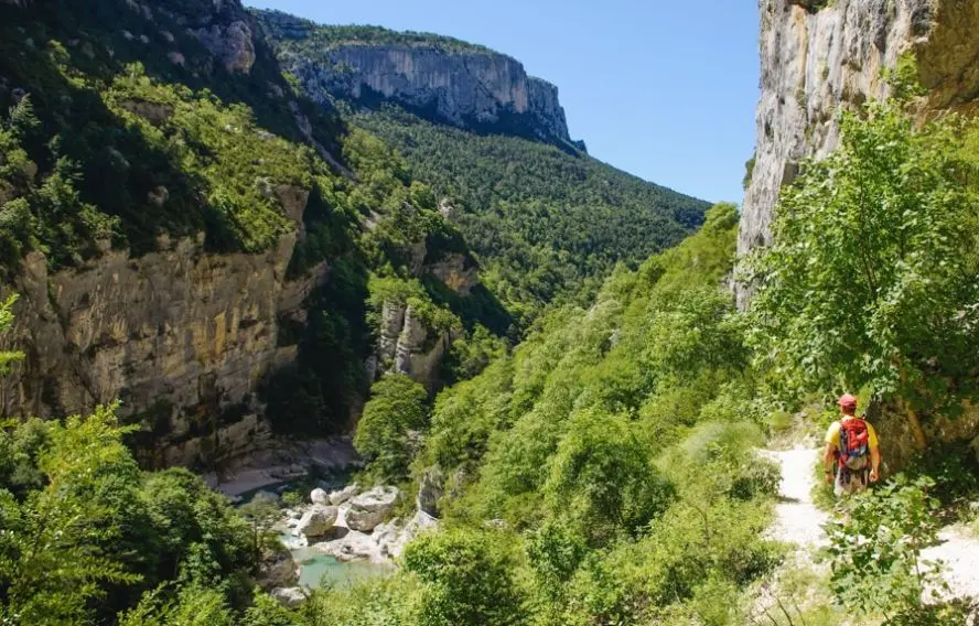 Sentier le long du Verdon au fond des gorges