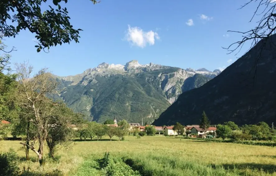 Village de Tolmin au pied des montagnes