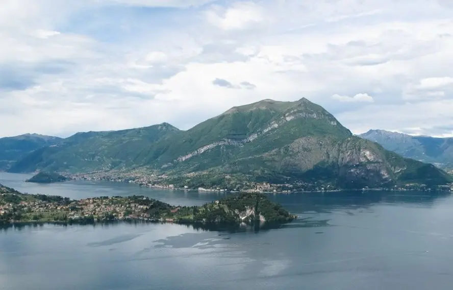 Vue sur Bellagio et le Monte Crocione, lac de Côme