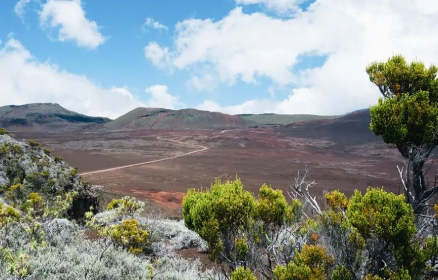 Route pour le volcan traversant la plaine de Sables