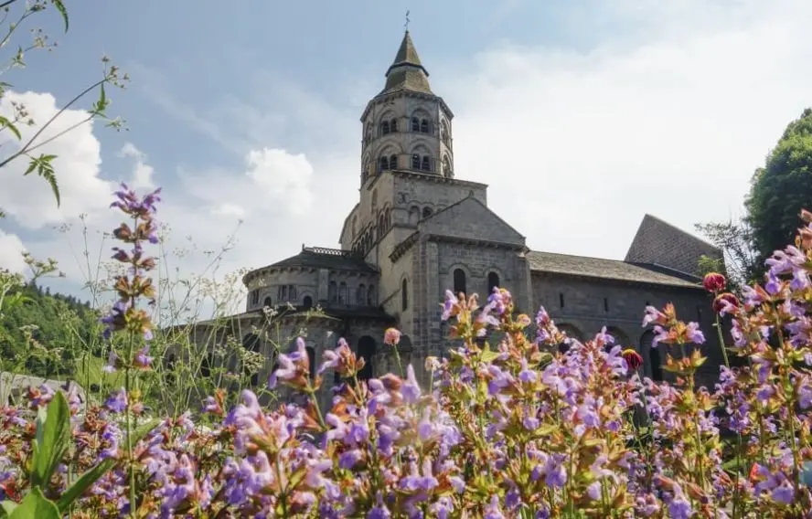 M. Coppin La basilique Notre-Dame d'Orcival, style roman auvergnat