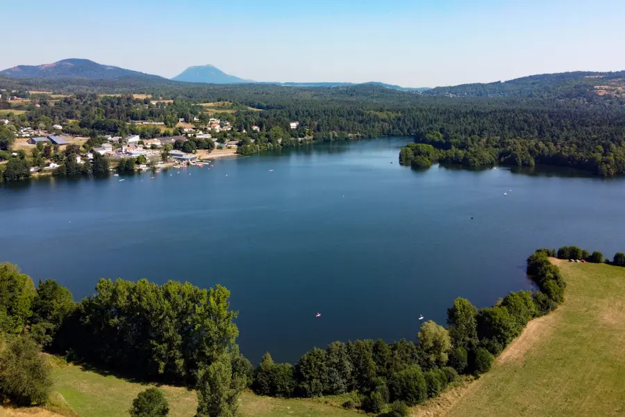 Le lac naturel d'Aydat en Auvergne