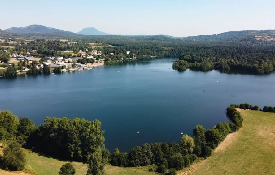 Lotharingia AdobeStock.jpg  Le lac naturel d'Aydat en Auvergne