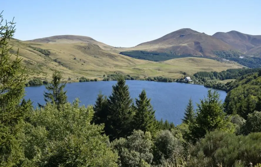 Le lac de Guéry, lac de montagne d'origine volcanique