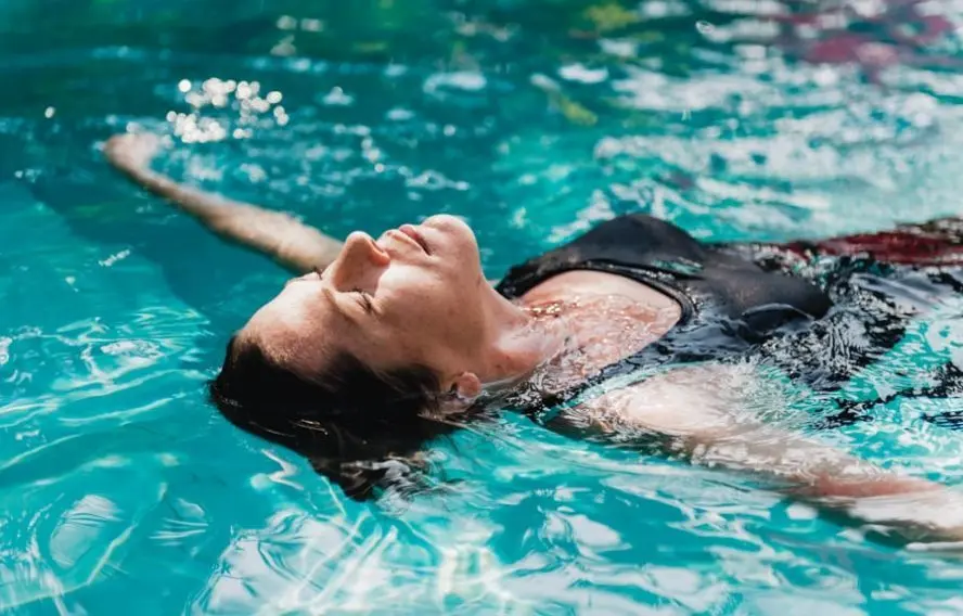 Détente en piscine, option balnéo