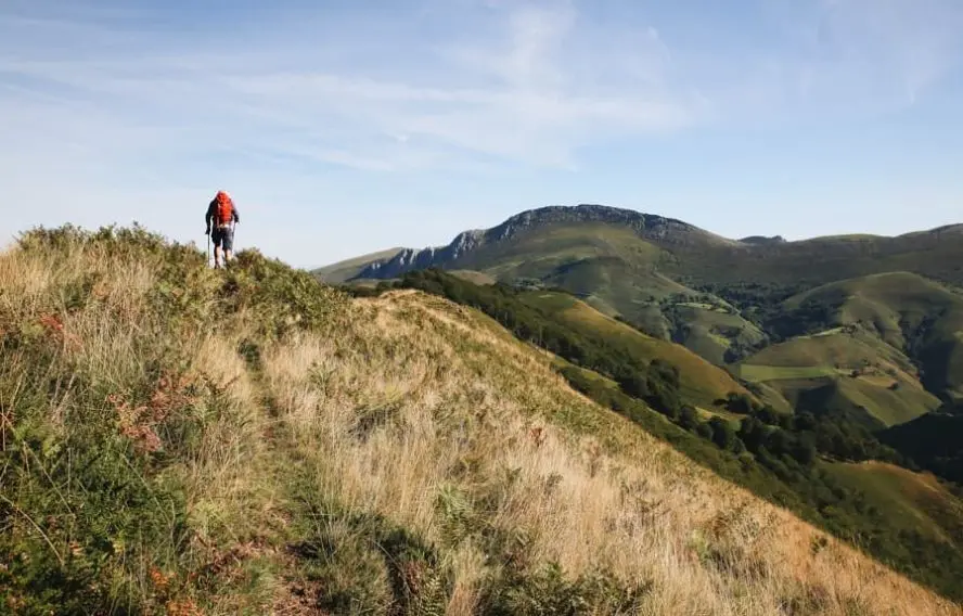 Randonneur dans les montagnes du Pays-Basque