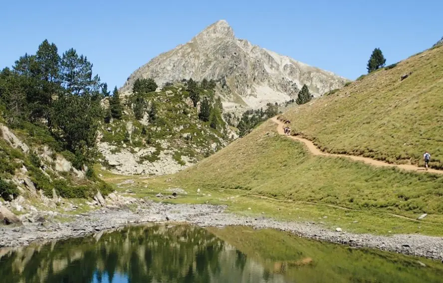 Chemin le long des plus beaux lacs de Néouvielle