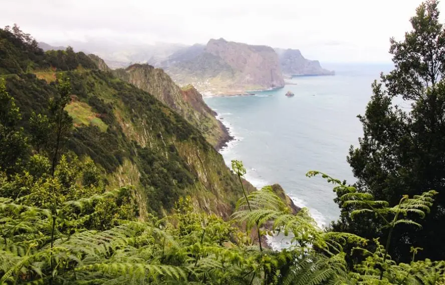 Sentiers côtiers surplombant l'océan