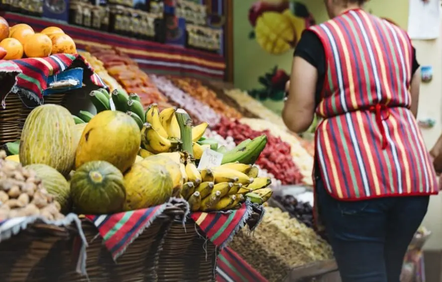 Curioso photography adobestock Saveurs locales : fruits tropicaux, vins de Madère, marchés colorés