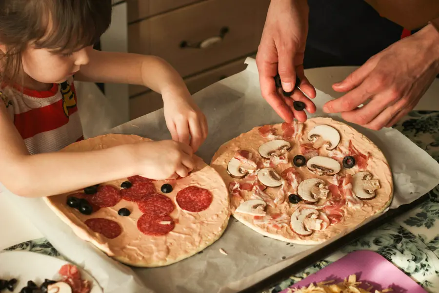 Atelier de préparation de pizza en famille
