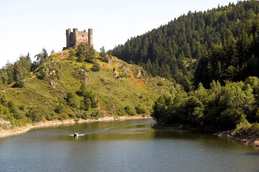Alleuze, son château dominant la Truyère