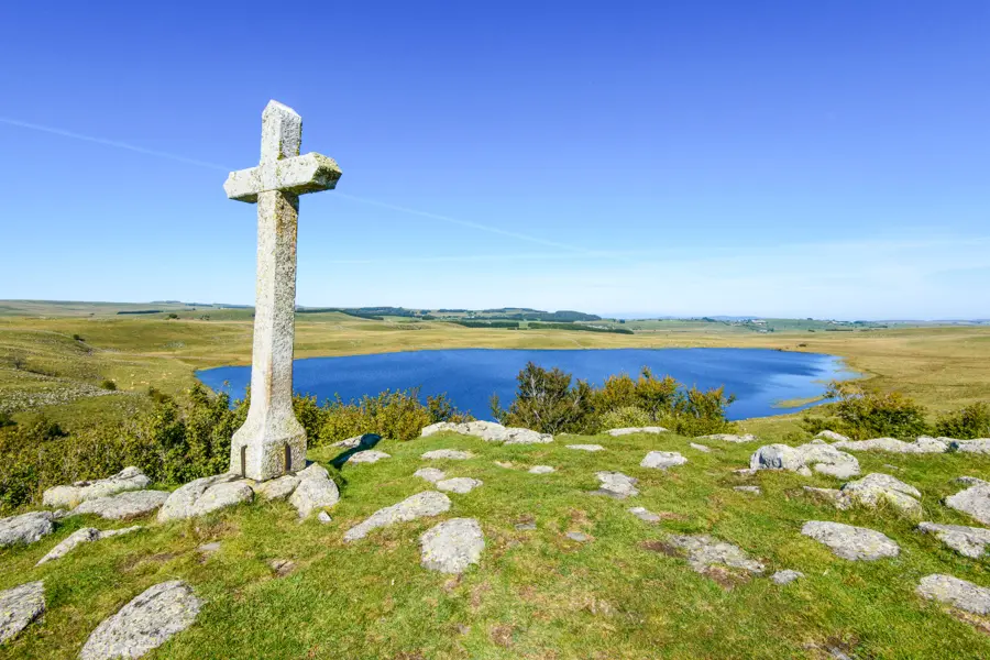 Lac de Saint-Andéol, en direction du sommet de l'Aubrac