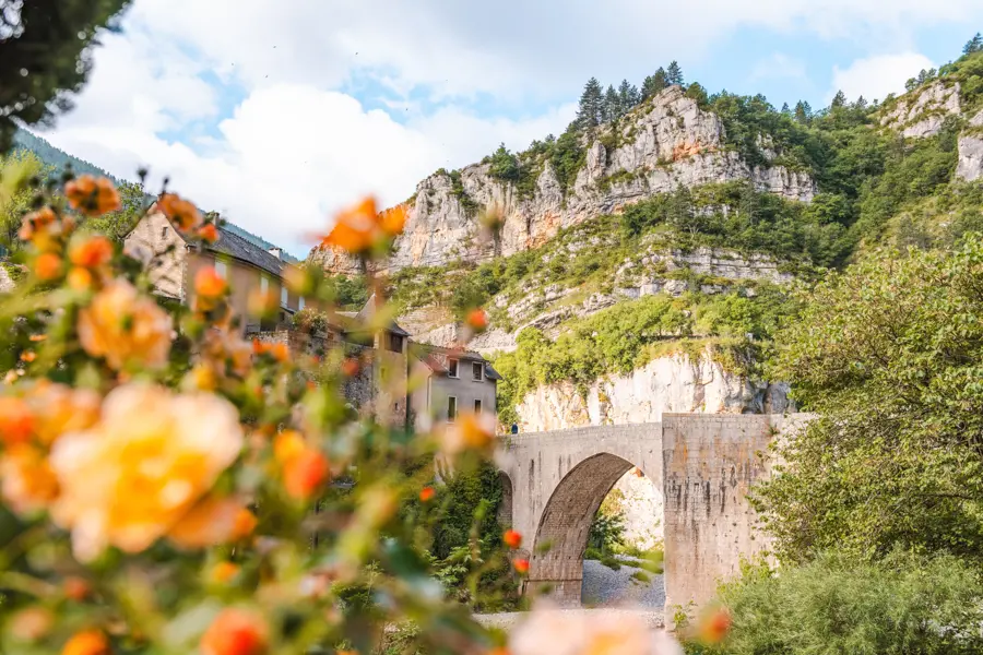 Descente vers les Gorges du Tarn et le village médiéval de Sainte-Enimie